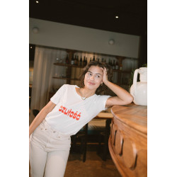 CZUŁOŚĆ BIAŁY T-SHIRT Z CZERWONYM NADRUKIEM - JANINA WARSAW